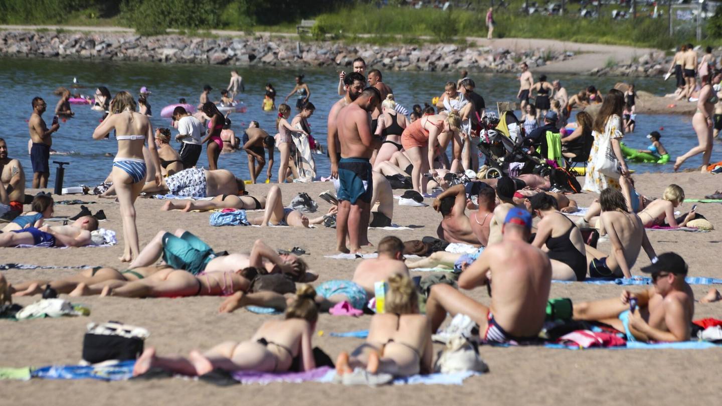 Uimarannat | Helsinkiläislasten uima­taito romahti korona-aikana, sanoo asian­tuntija