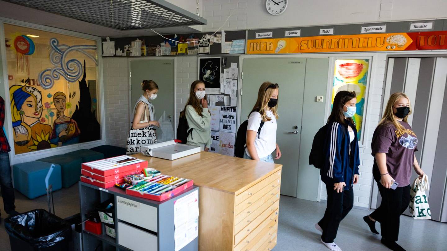 Koronarajoitukset | Vantaan kaupunki luopuu nuorempien koululaisten maskipakosta
