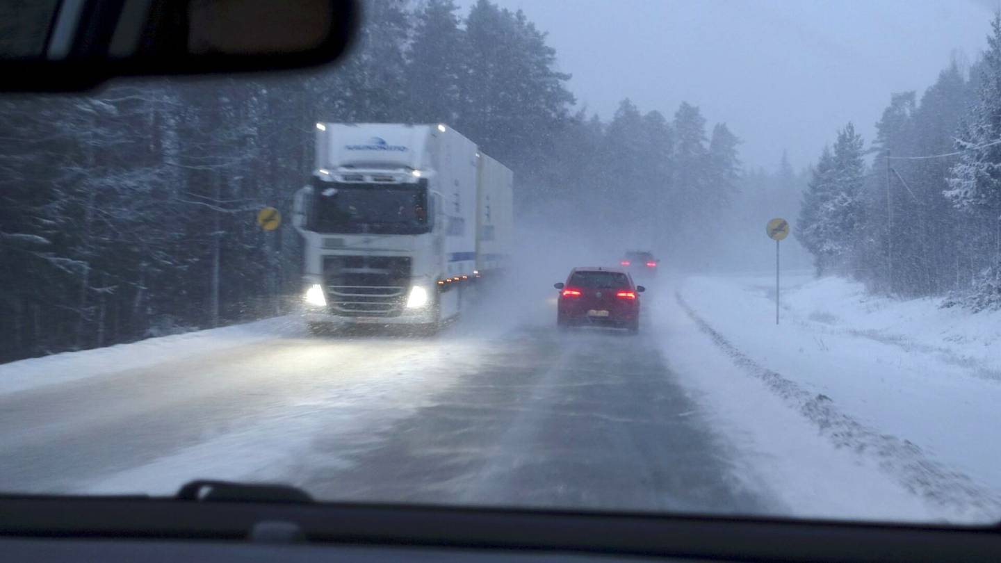 Liikenne | Varsinais-Suomessa ja Pohjanmaalla erittäin huono ajokeli – Tapanin­päivästä odotetaan joulun paluu­liikenteen vilkkainta päivää