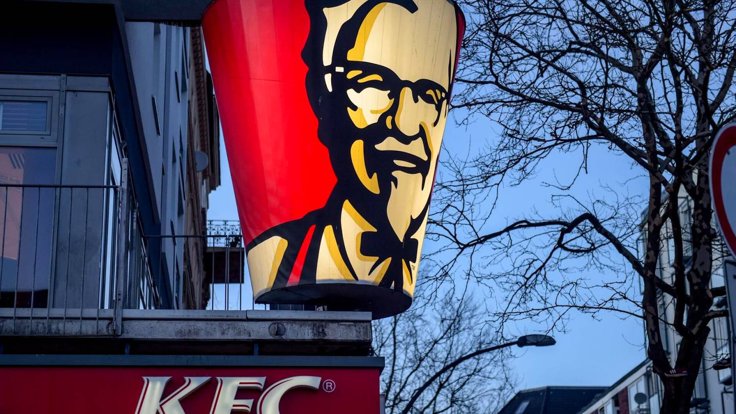 Saksa | KFC kehotti juhlimaan kristalli­yön vuosi­päivää kana-aterialla