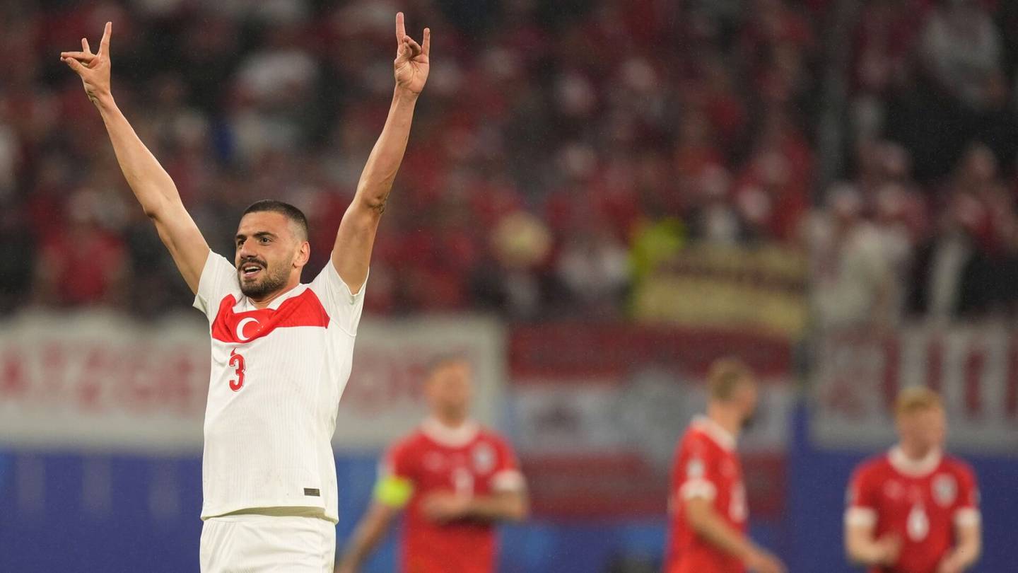 Jalkapallo | Uefa aloittaa tutkinnan Turkin EM-sankarin kuohuttavasta eleestä
