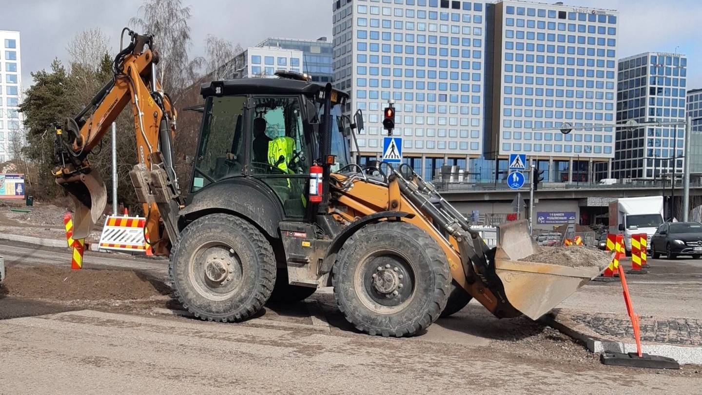 Työmaat | Traktori kaivoi maata keskellä suojatietä Helsingin Pasilassa, kuljettaja sai sakot