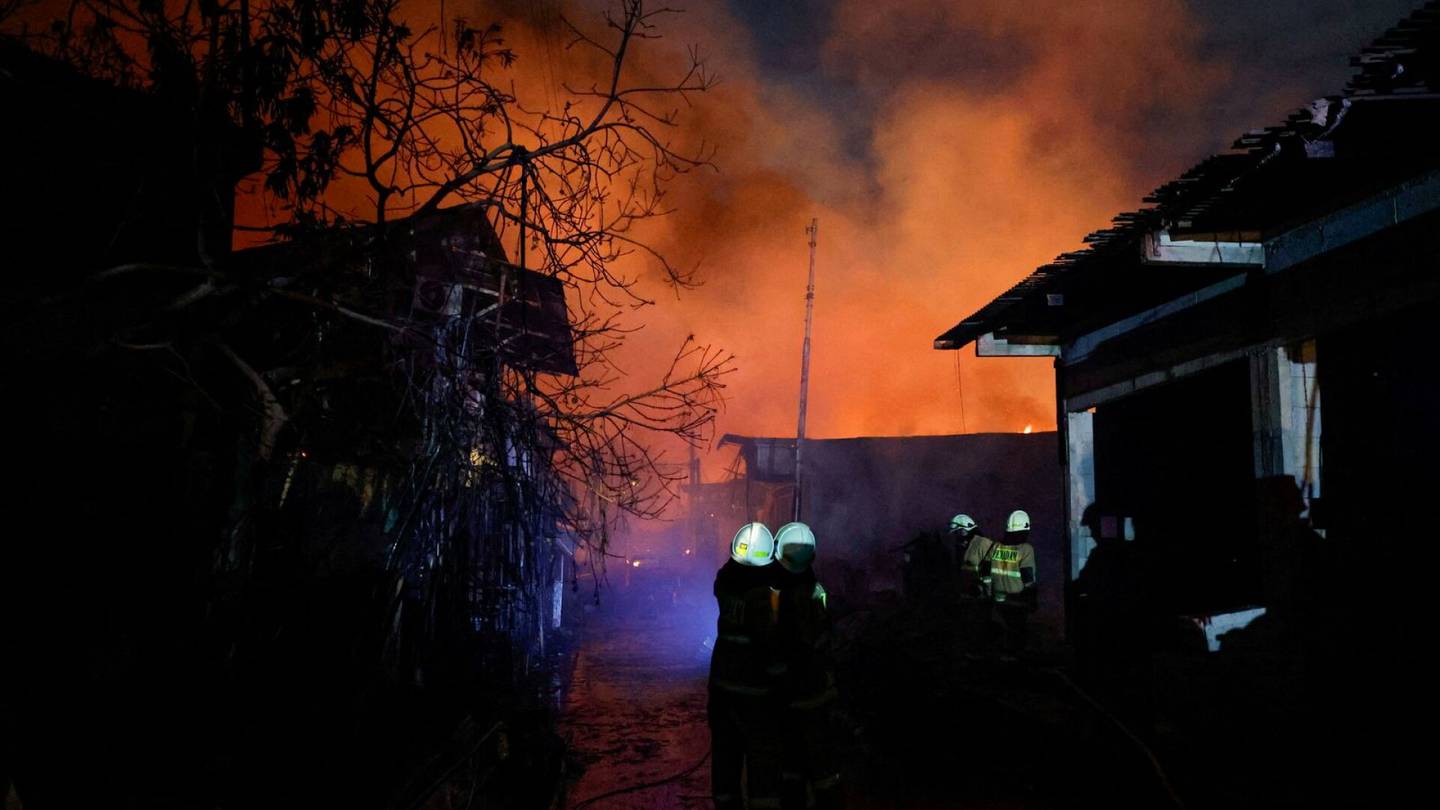 Indonesia | Ainakin 16 kuoli ja kymmeniä loukkaantui poltto­aine­varikon tulipalossa