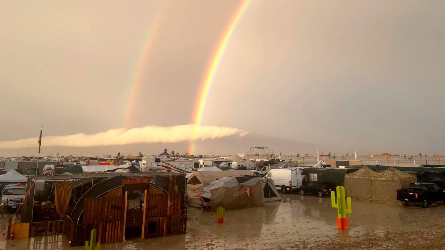 Burning Man | Yli 70 000 ihmistä yhä jumissa mutavelliksi muuttuneella suurfestivaalilla: Chris Rock ja Diplo kävelivät pois kilometrien matkan