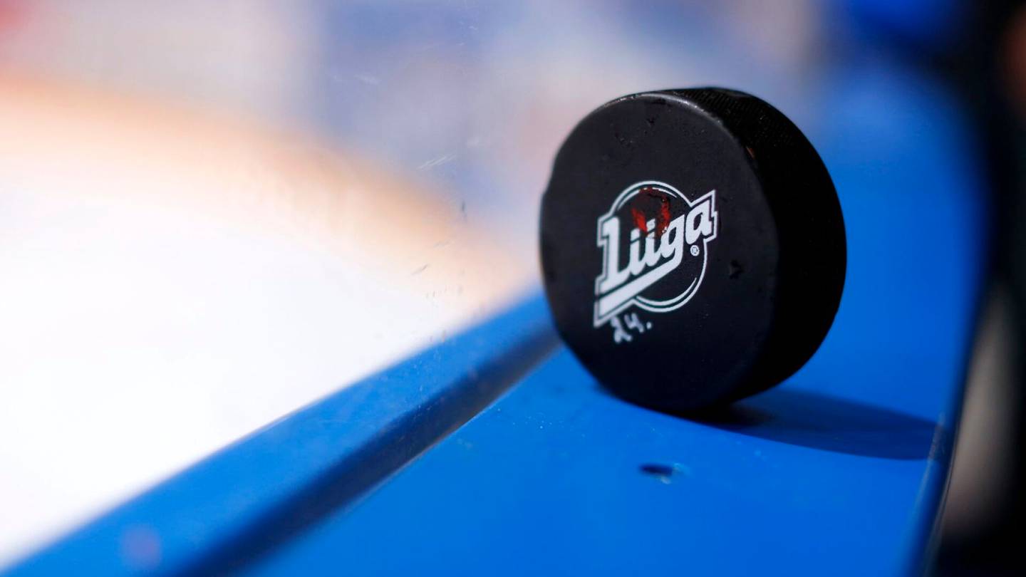 Jääkiekko | Liiga-seurat protestoivat peleissään yleisö­rajoituksia vastaan hakkaamalla jäätä mailoillaan