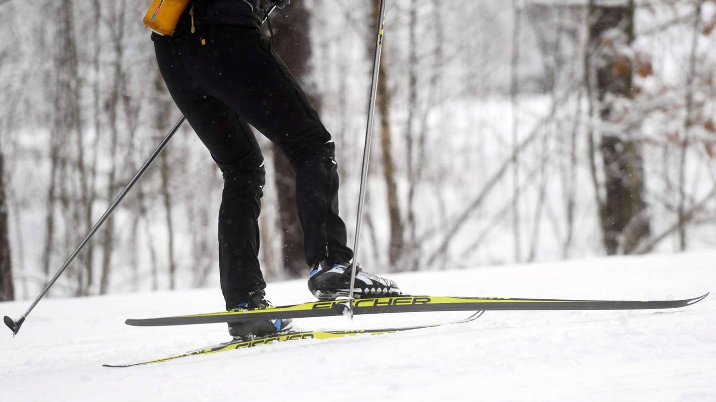 Hiihto | Hiekoitus­sepeli laduilla riivaa hiihtäjiä Suomessa – ”Ihmiset mursivat luitaan siellä”