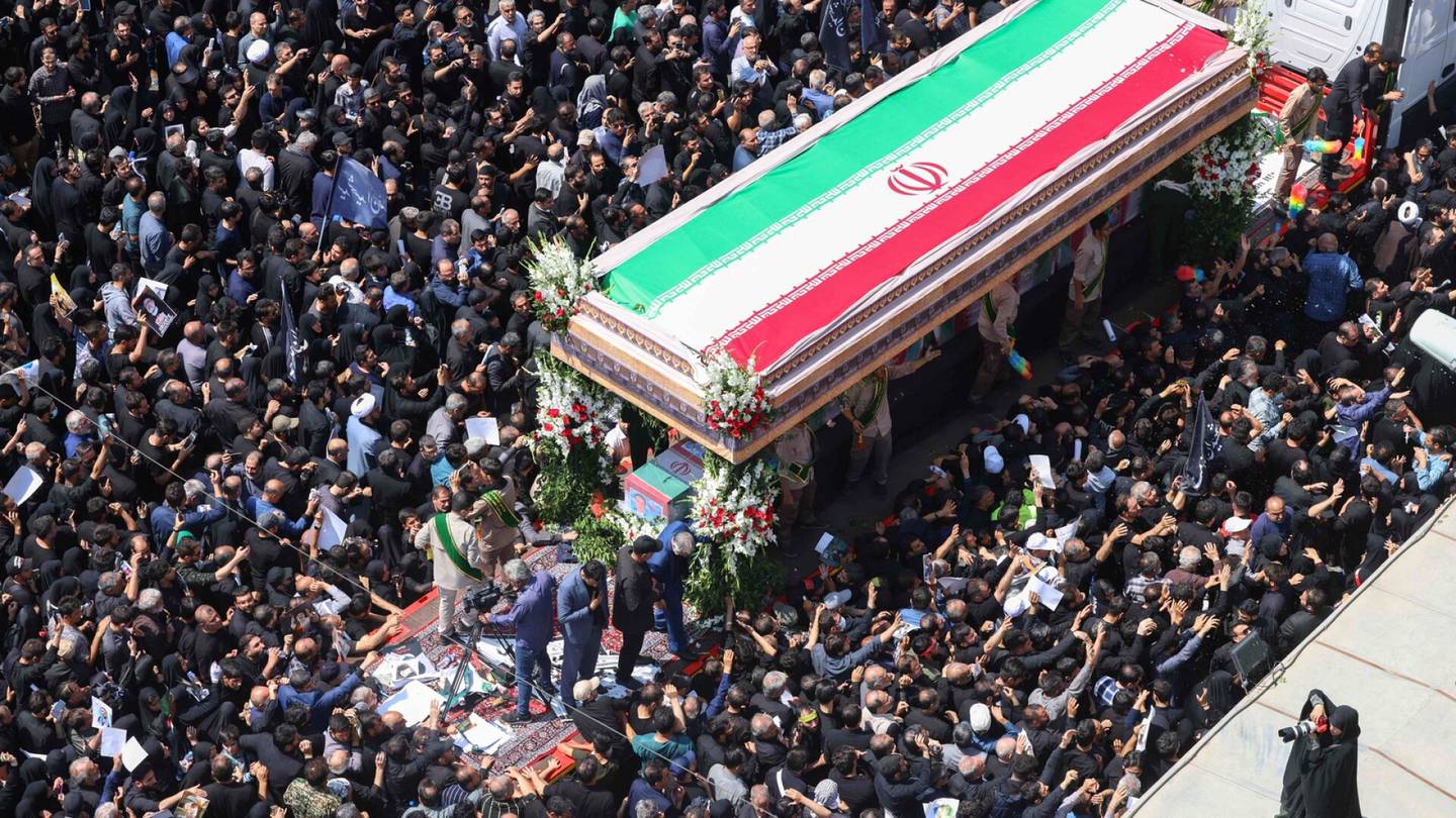 Iran | Valtava väkijoukko seurasi helikopteri­turmassa kuolleen presidentin hautajaisia Teheranissa
