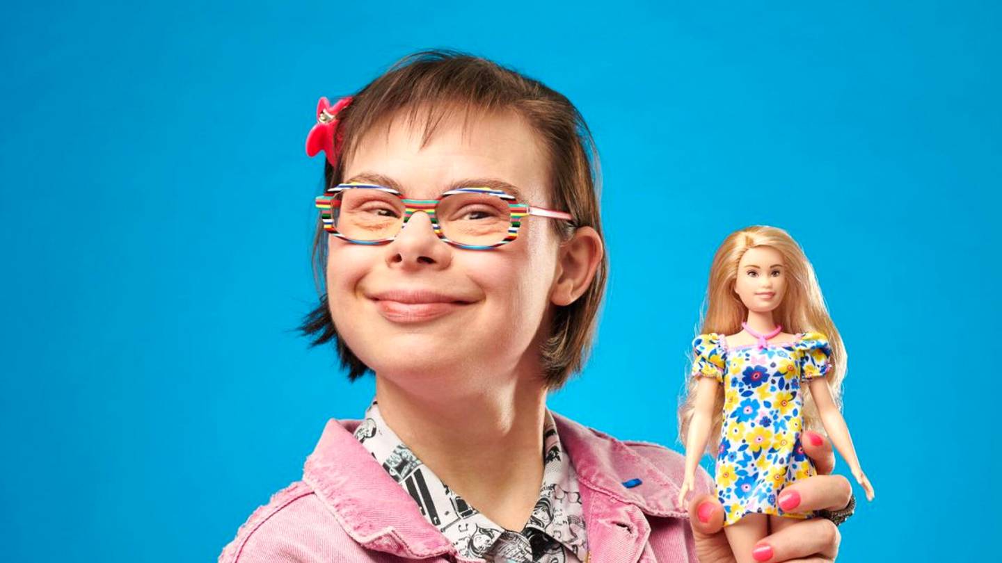 Video | Lelu­yhtiö Mattel julkaisi Barbien, jolla on Downin syndrooma