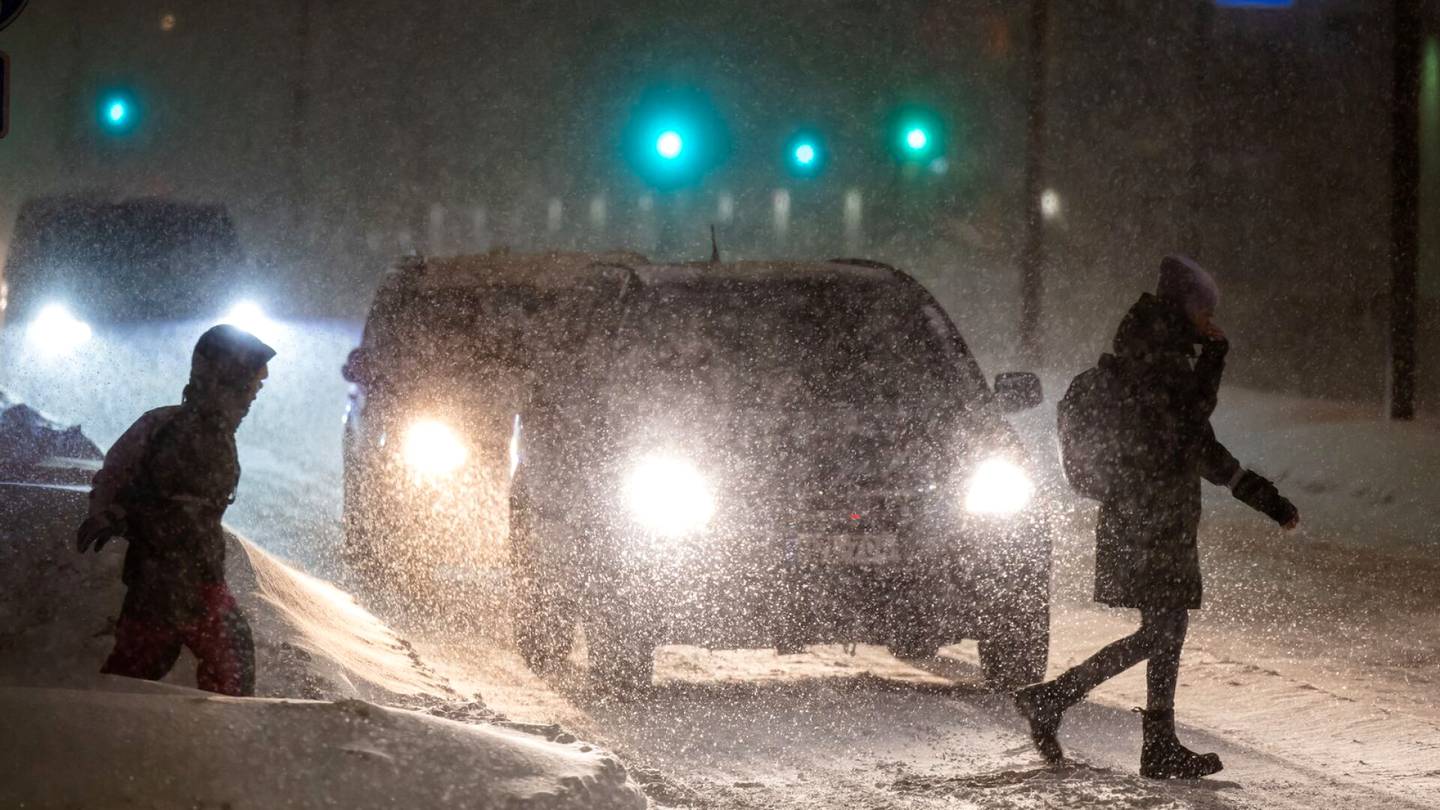 Vantaa | Kaksi poikaa löytyi lumi­hangesta Vantaalla – Tehohoito­lääkäri kertoo, miten kylmettyneitä potilaita hoidetaan