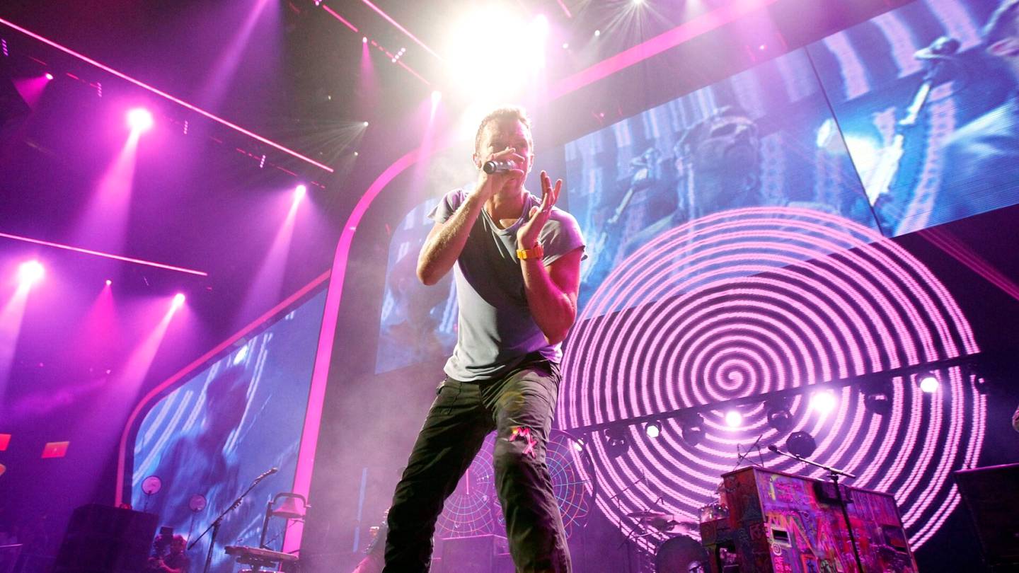  ”Vilpittömyys ja sentimentaalisuus”: Näin laulaja Ellinoora ja muut ammattilaiset selittävät Coldplayn suosion syitä