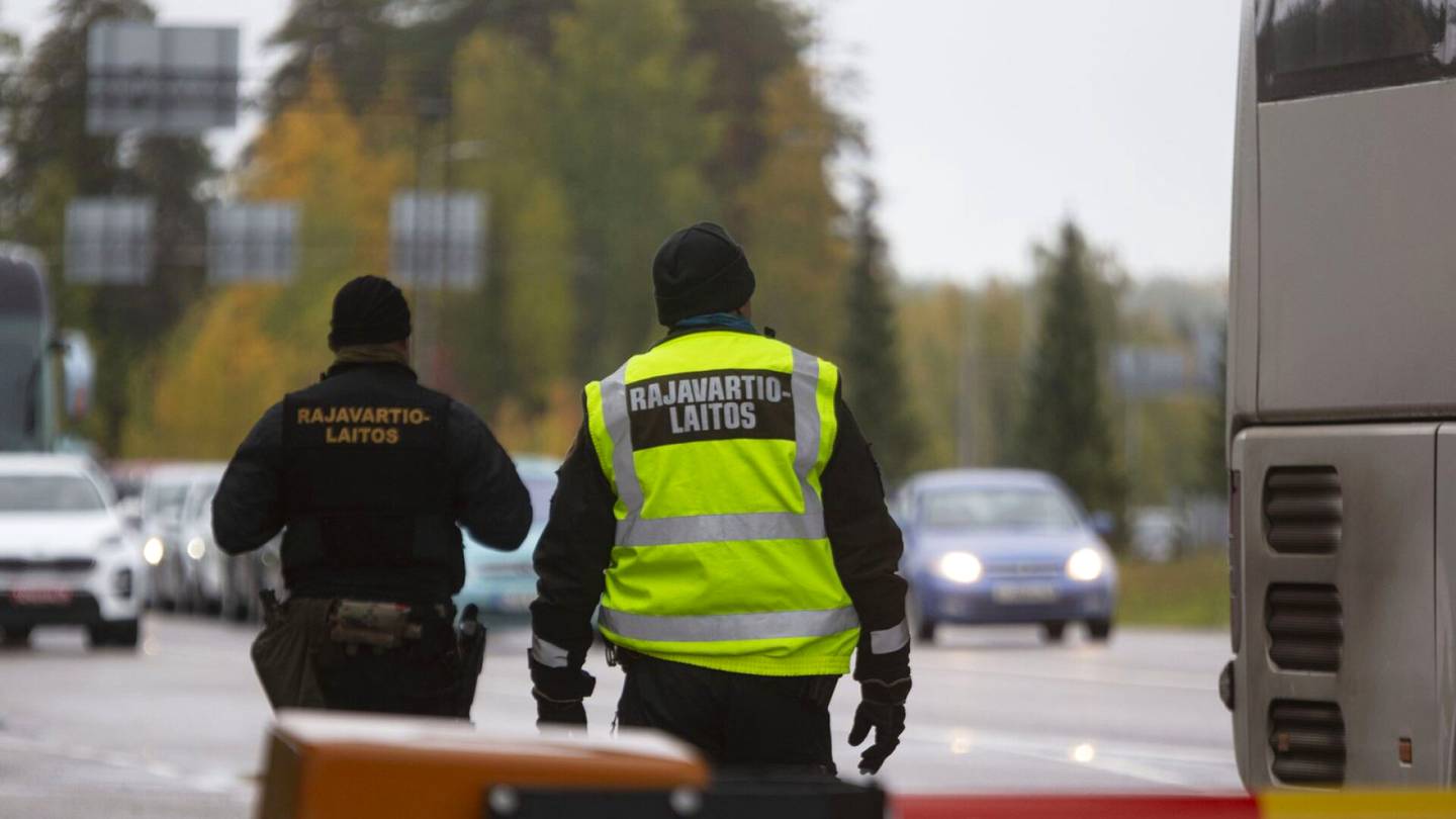 Itäraja | Venäläis­autojen tuonti­kielto hiljensi rajaa, Tulli käännytti viikon­loppuna 37 autoa