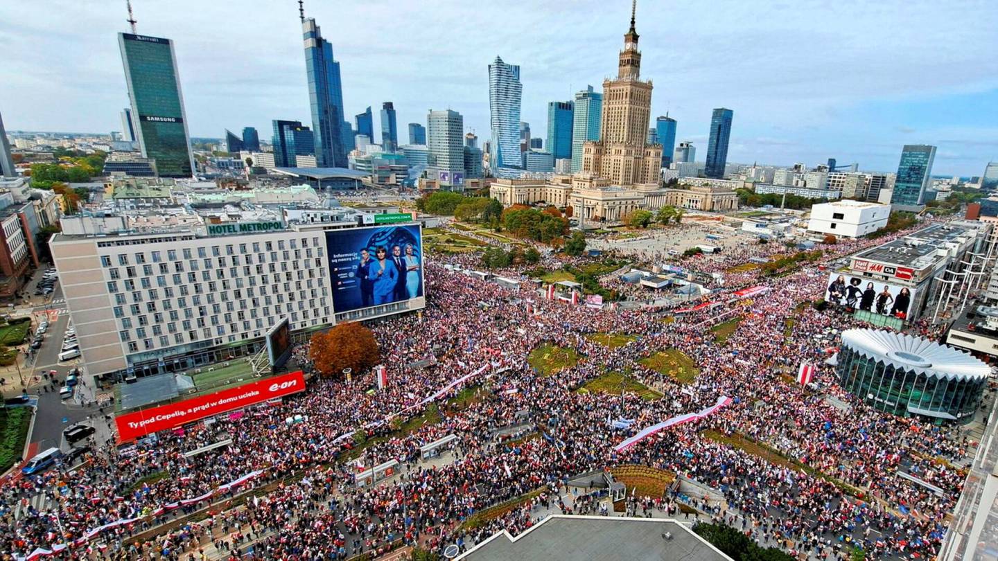 Puolan vaalit | Opposition ”miljoona­marssi” vyöryy pitkin Varsovan katuja – suora lähetys käynnissä