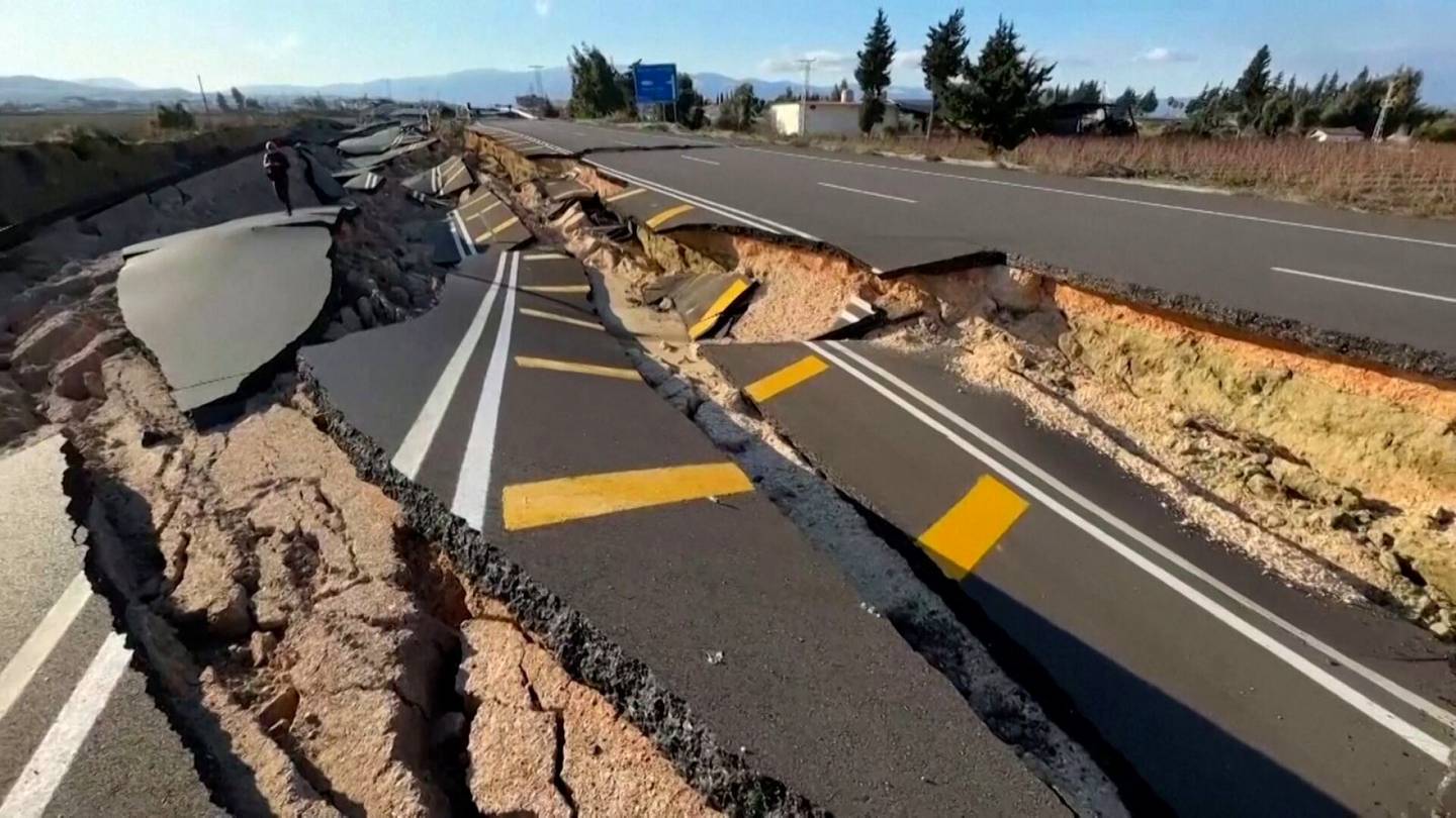 Video | Maanjäristykset jättivät maastoon ja ajo­tiehen valtavia halkeamia Turkissa