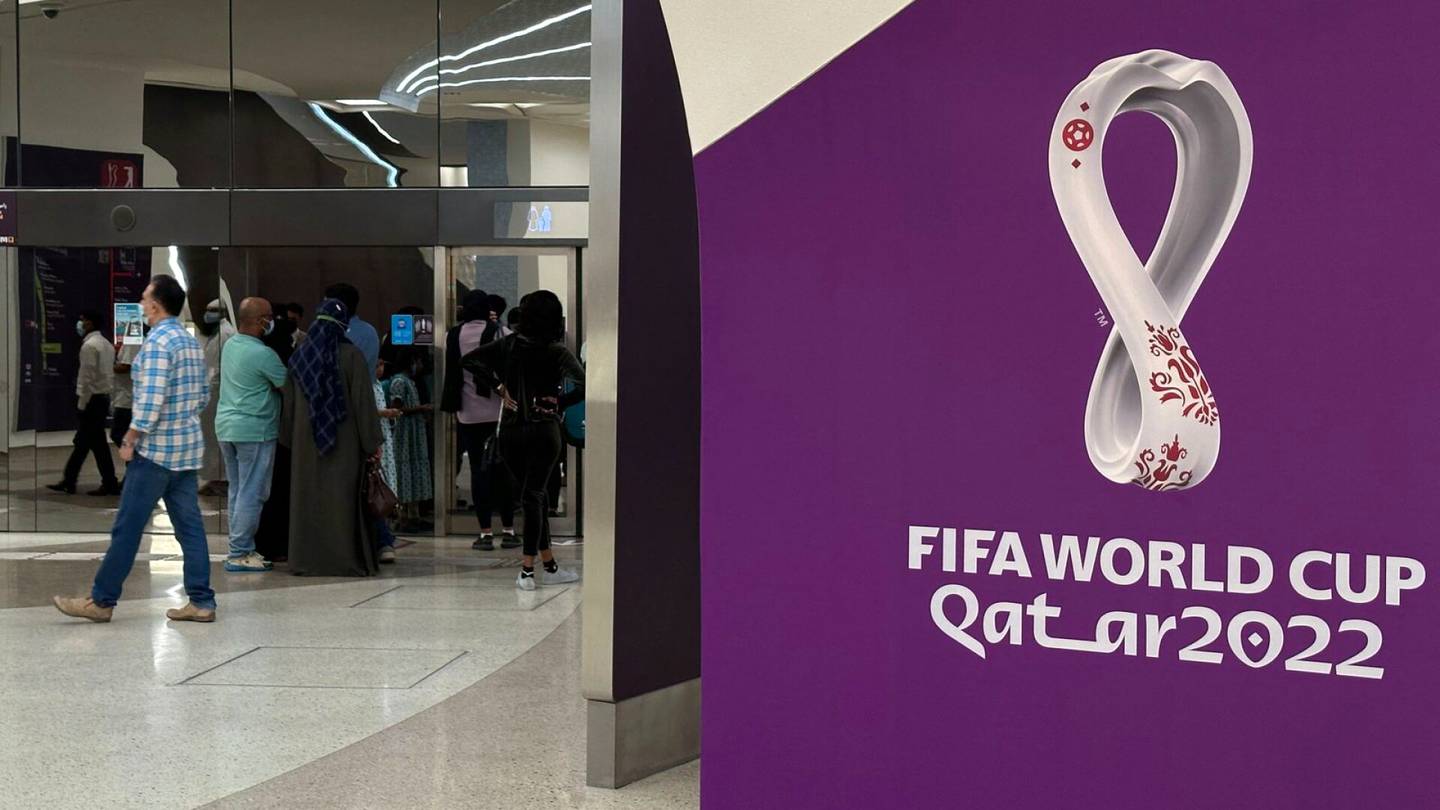 Jalkapallo | NRK: Qatar pakottaa MM-kisa­turistit lataamaan epäilyttäviä puhelin­sovelluksia