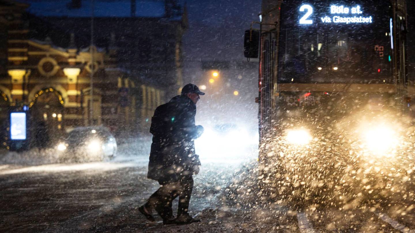 Sää | Pyöräilyä pyryssä, mäkeen hyytyneitä busseja – Kuvat näyttävät, kuinka lumimyräkkä ravisteli Helsinkiä
