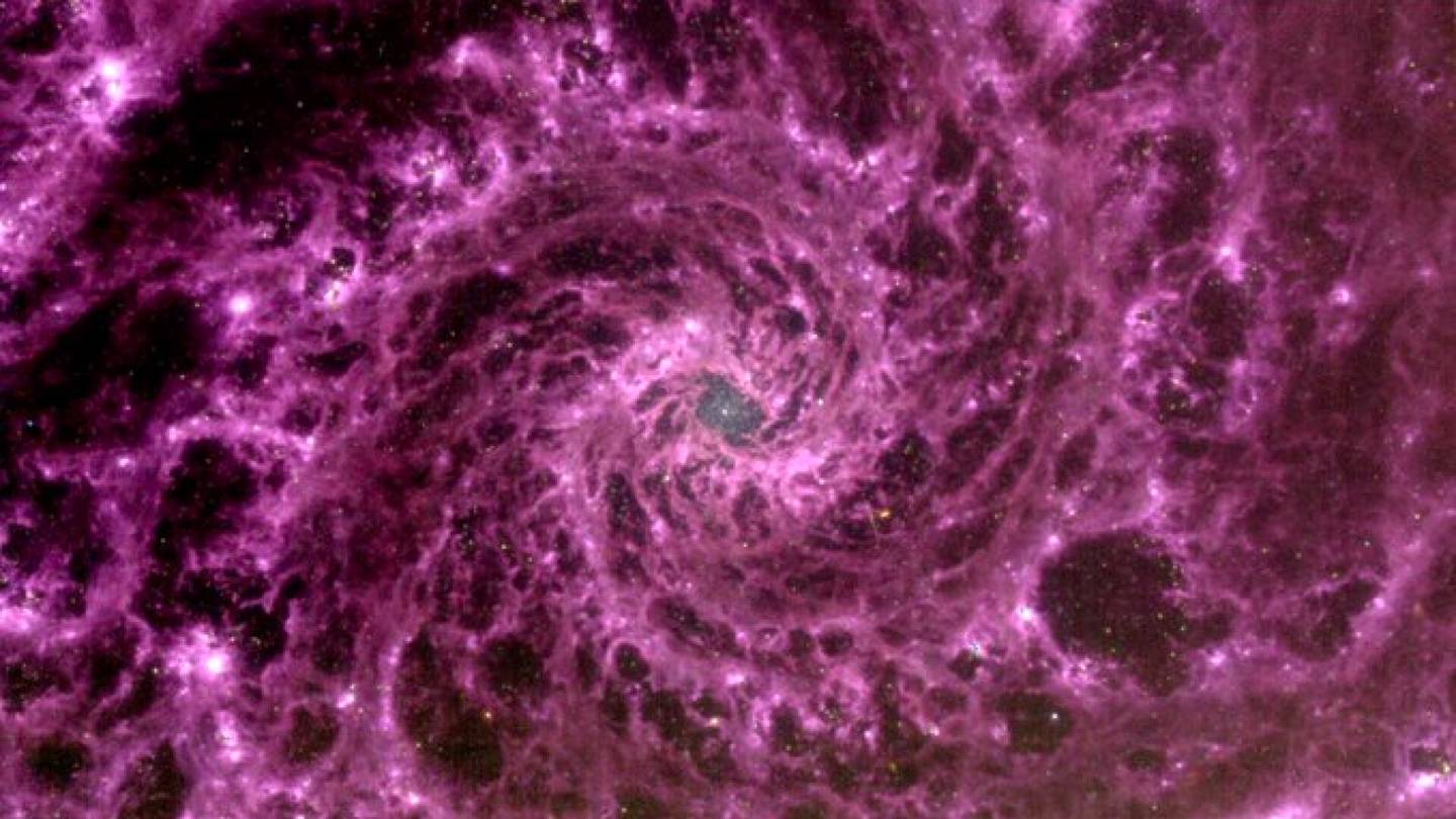 Avaruustutkimus | Galaksin iso pölypyörre erottuu violettina Webbin infrapuna­kuvassa