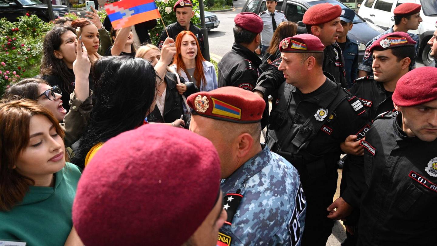 Kaukasia | Armeniassa otettiin kiinni kymmenittäin alue­luovutuksia vastustaneita mielenosoittajia