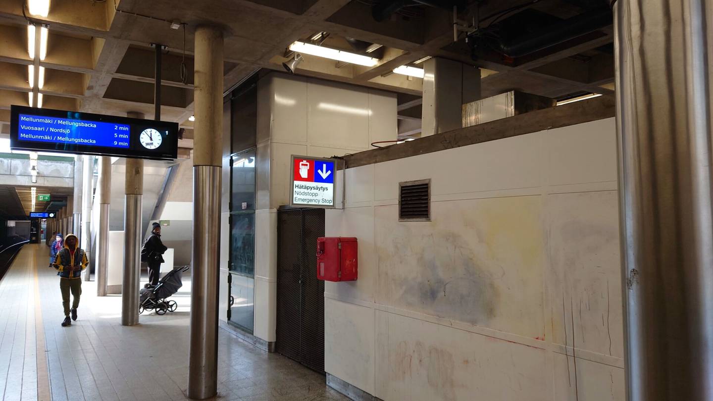 HS Helsinki | Herttoniemen metro­asemalla on kiusallinen ja epä­miellyttävältä näyttävä ongelma