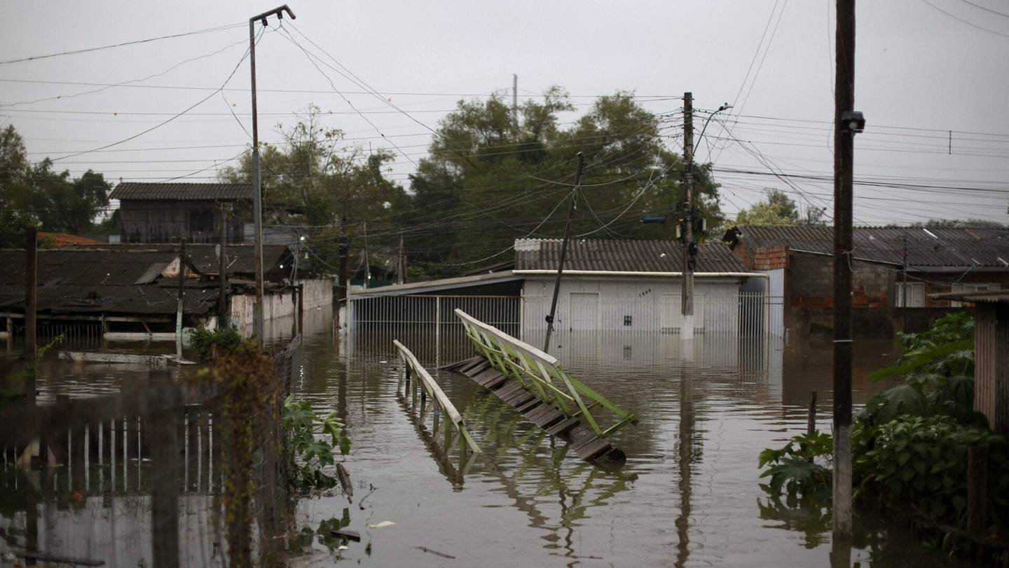 Brasilia | Vesimassat pyyhkäisseet alleen asuinalueita Brasiliassa – kymmenet tuhannet paenneet