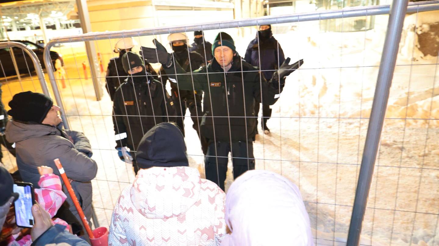 Itäraja | Venäjän media: Kymmenet siirtolaiset päästettiin illalla Suomen raja­puomille Vaali­maalla