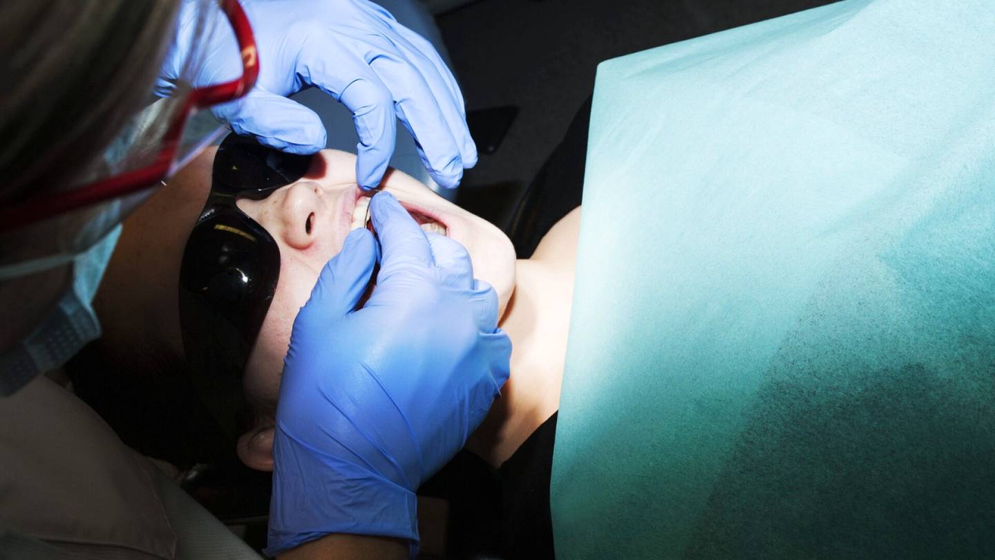 Lisämyynti | Nainen yllättyi hammas­lääkärin kassalla: lasku tuplaantui sovitusta