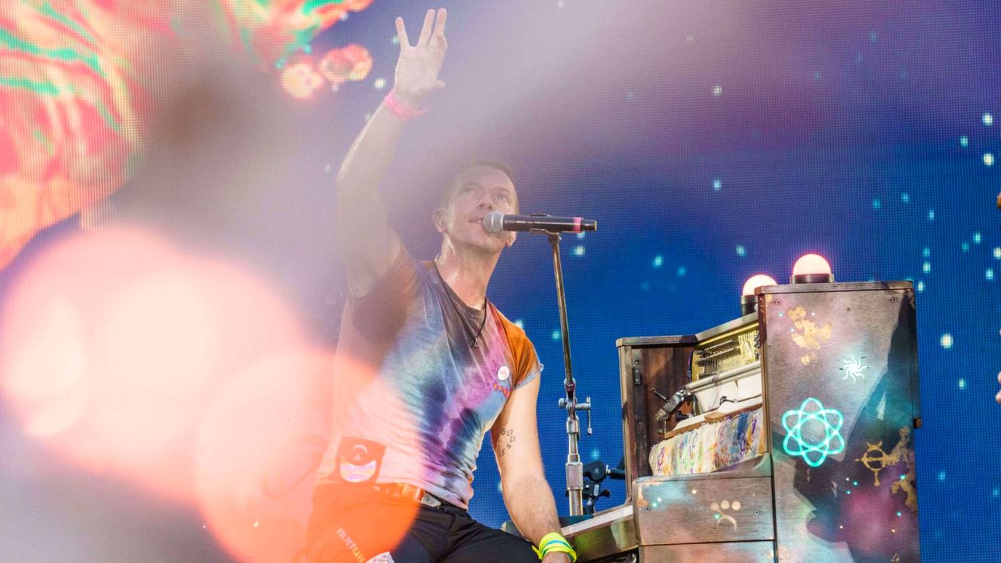Musiikki | Ilkka Uusivuoren somekuva paljasti Coldplayn keikan – tällaisista erikoisista mainos­kampanjoista yhtye tunnetaan
