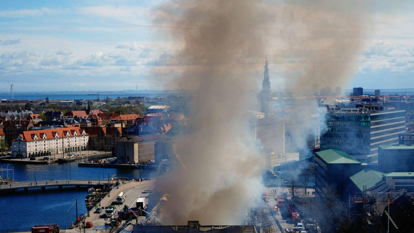 HS Kööpenhaminassa | Pörssitalon palo jatkuu iltaan asti – ”Kööpenhamina ilman Børseniä olisi outo”