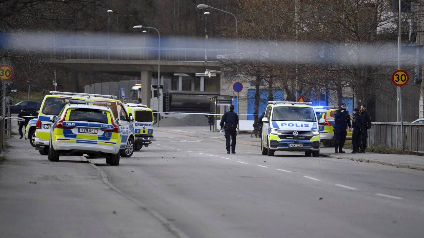 Ruotsi | Mediat: Uimahalliin lapsensa kanssa matkalla ollut mies ammuttiin Tukholman Skär­holmenissa