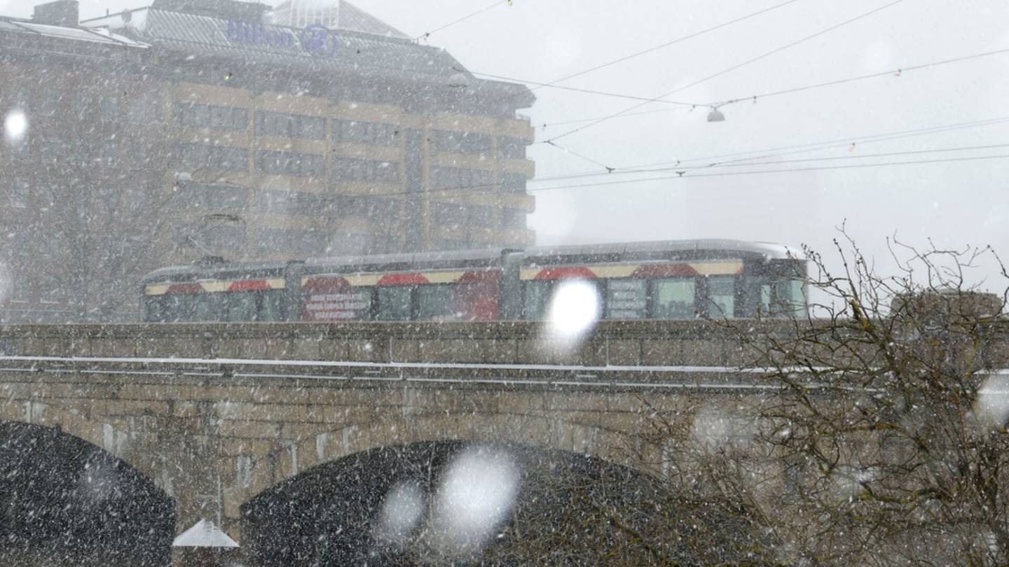 Lumisade | Pääkaupunki­seudun bussit ja ratikat ongelmissa sään takia