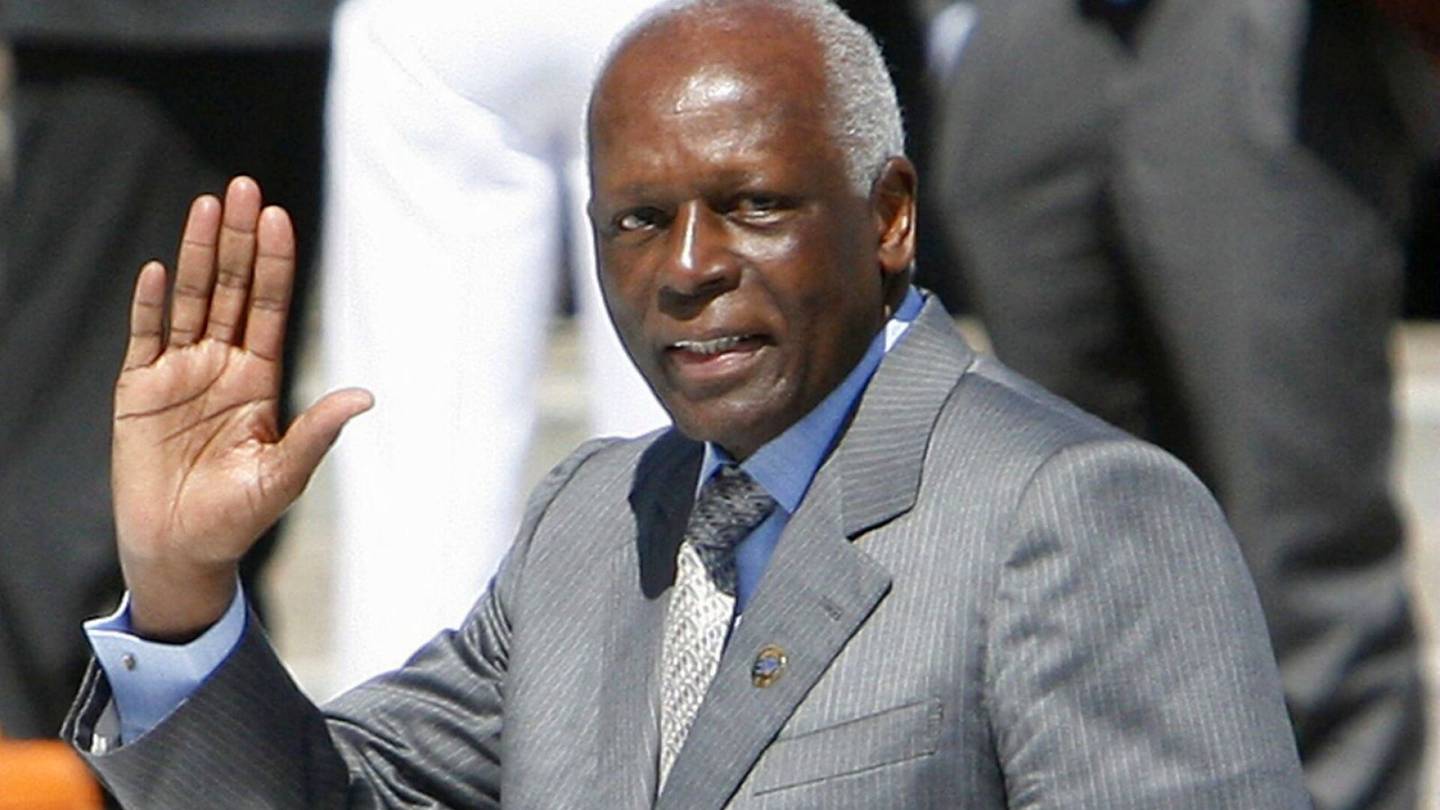Kuolleet | Angolaa lähes 40 vuotta johtanut entinen presidentti José Eduardo dos Santos on kuollut