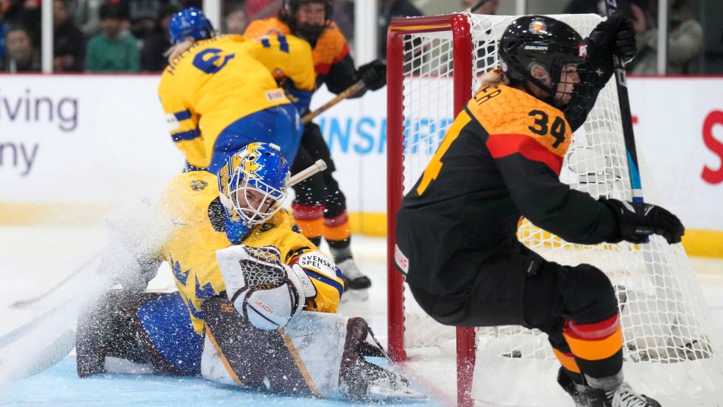 Jääkiekko | Suomen MM-lohkossa jätti­yllätys: Ruotsi sai selkä­saunan