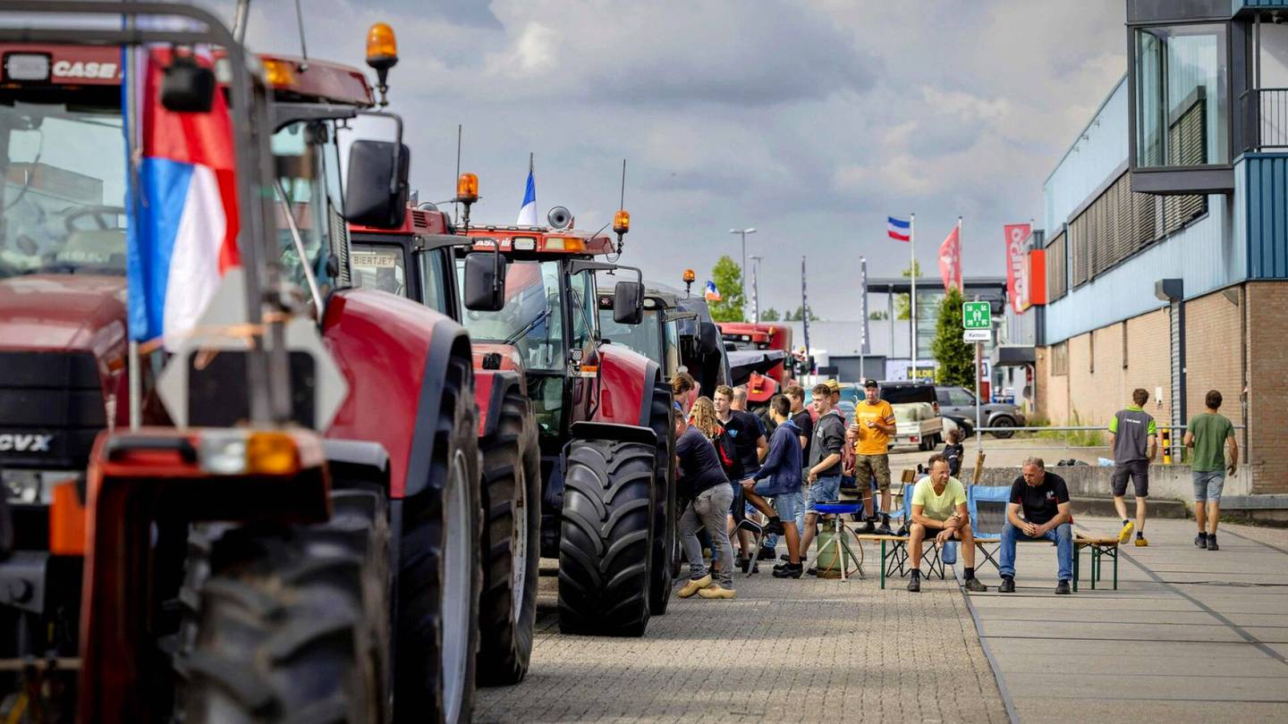 Mielenosoitukset | Poliisi ampui 16-vuotiaan traktoria Hollannin maatalousmellakoissa – Kolme mielenosoittajaa pidätettiin