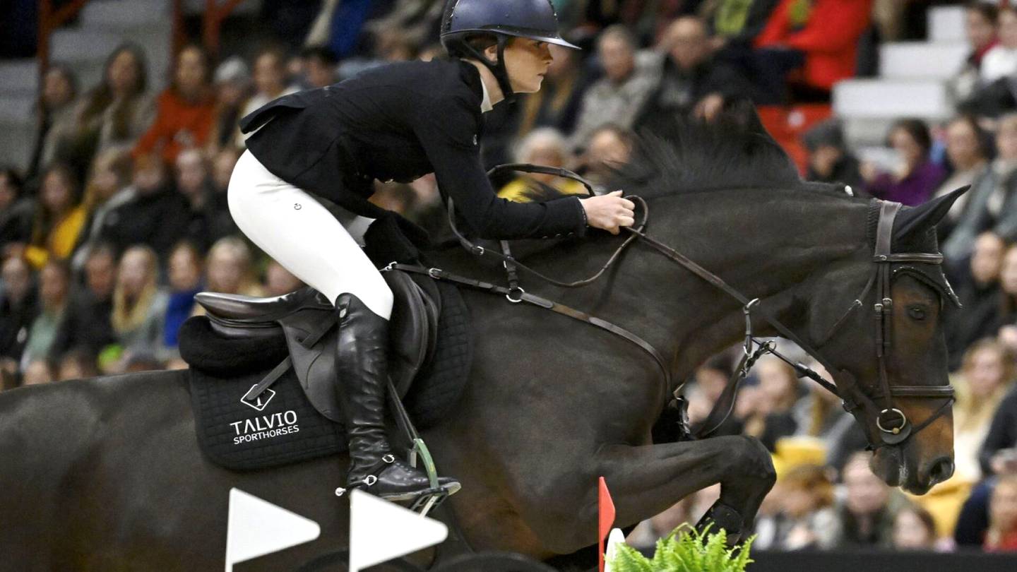 Esteratsastus | Eveliina Talvio debytoi maailman­cupissa: ”Hevonen ei ehkä vielä hiffannut, että esteet ovat niin isoja”