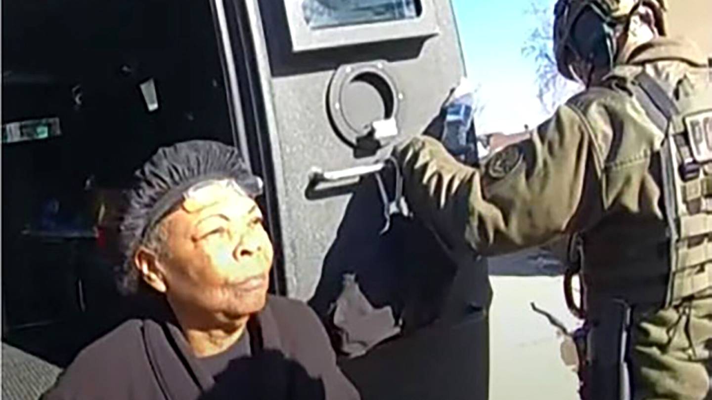 Yhdysvallat | Isoäiti sai miljoonien korvaukset SWAT-joukkojen rynnäköityä hänen kotiinsa