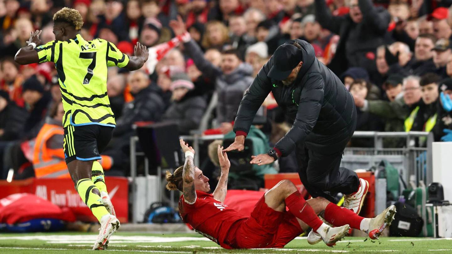 Jalkapallo | Arsenal ja Liverpool tasasivat pisteet kärkiottelussa – Jürgen Kloppiin törmännyt pelaaja joutui sairaalaan