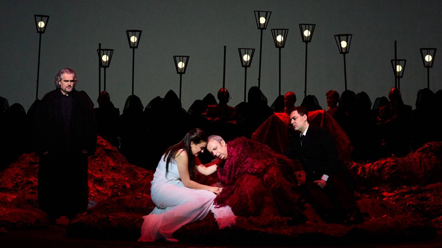 Ooppera-arvio | Kansallisoopperan uusi Simon Boccanegra on visuaalisesti loistelias