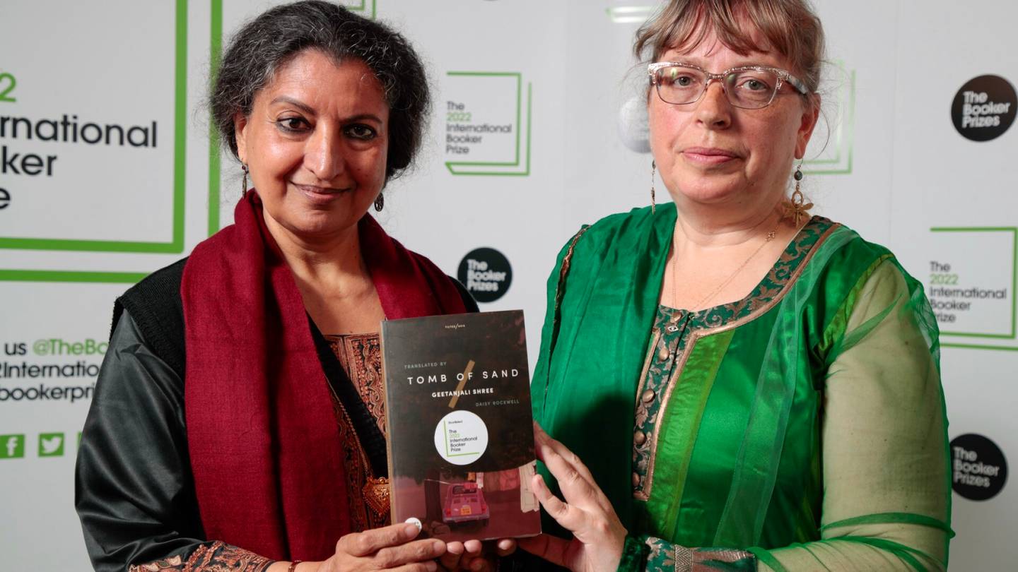 Kirjallisuus | Traumansa kohtaavasta naisesta kertova hindin­kielinen romaani sai Booker-palkinnon – teoksen kääntäjä suostuu kääntämään vain naisten tekemiä kirjoja