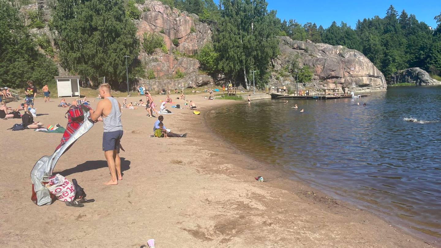 Uiminen | Helsinki sulki Pikkukosken uima­rannan, mutta silti rannalla uitiin monta tuntia vailla huolen häivää – ”Tieto tuli myöhässä”
