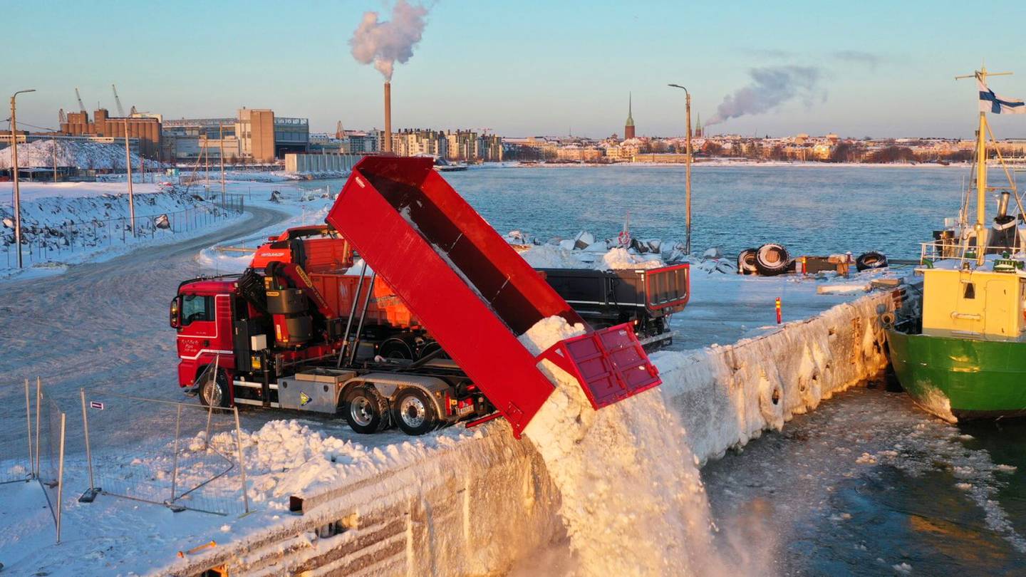 HS Ympäristö | Helsinki aikoo jatkaa lumen kaatamista mereen Hernesaaressa