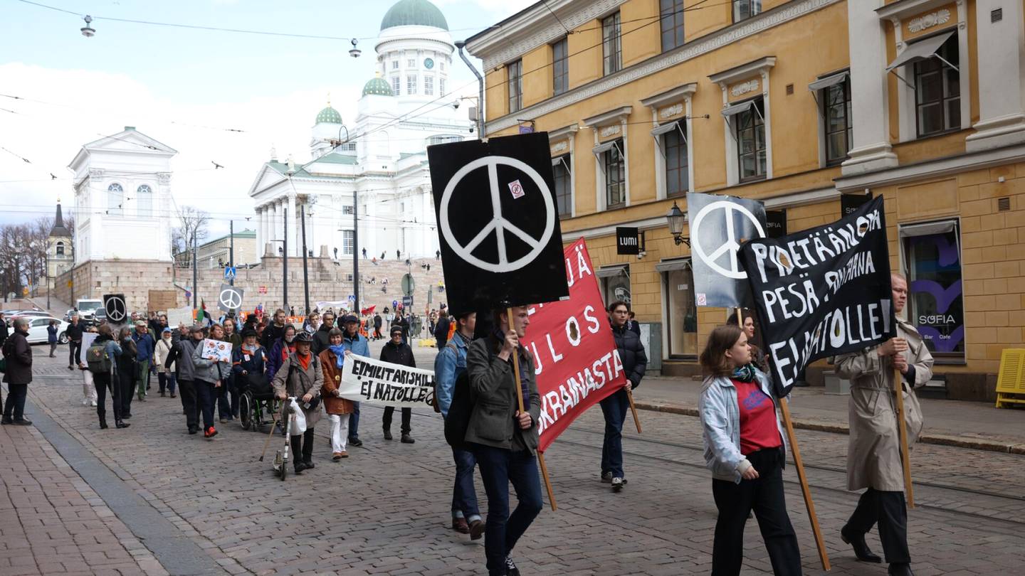 Mielenosoitukset | Helsingin Senaatin­torilla osoitettiin mieltä Suomen Nato-jäsenyyttä vastaan – yksi otettiin kiinni mielen­osoituksen häiritsemisestä