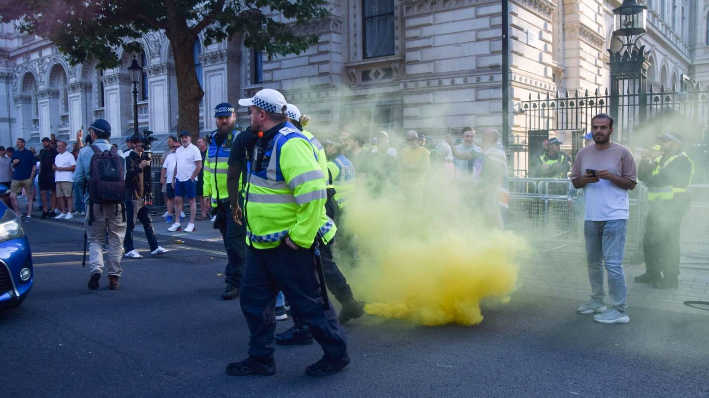 Britannia | Veitsi-iskussa kolme lasta tappaneelle 17-vuotiaalle epäillylle murhasyytteet – mellakat levisivät myös Downing Streetille