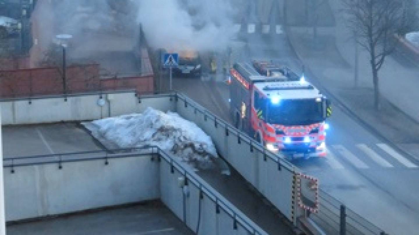 Tulipalot | Auto paloi rajusti Espoossa