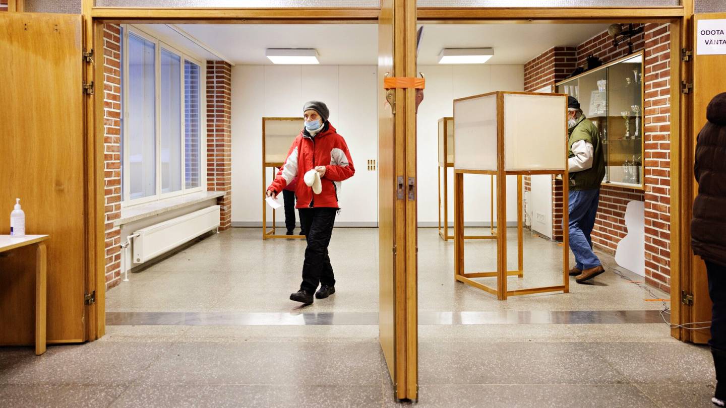 Aluevaalit | ”Ihmiset eivät ymmärrä, minkä takia äänestetään” –  Vaali­päivän aamu alkoi Porvoon äänestys­pisteillä hiljaisena