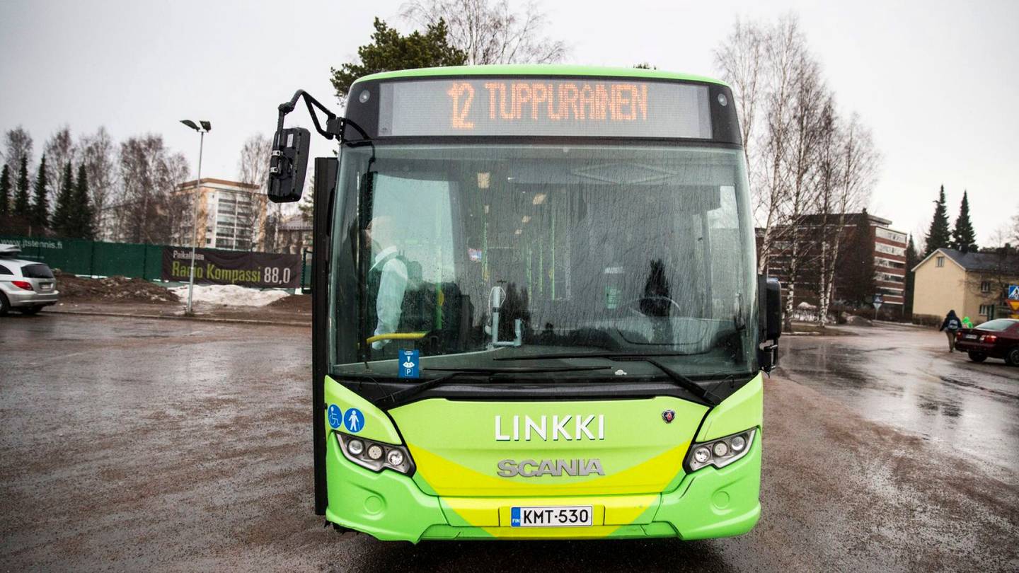 Jyväskylä | Nuoriso­kolmikolla hengen­vaarallinen bussi­tempaus: ”Lentäisivät kuin rukkaset”