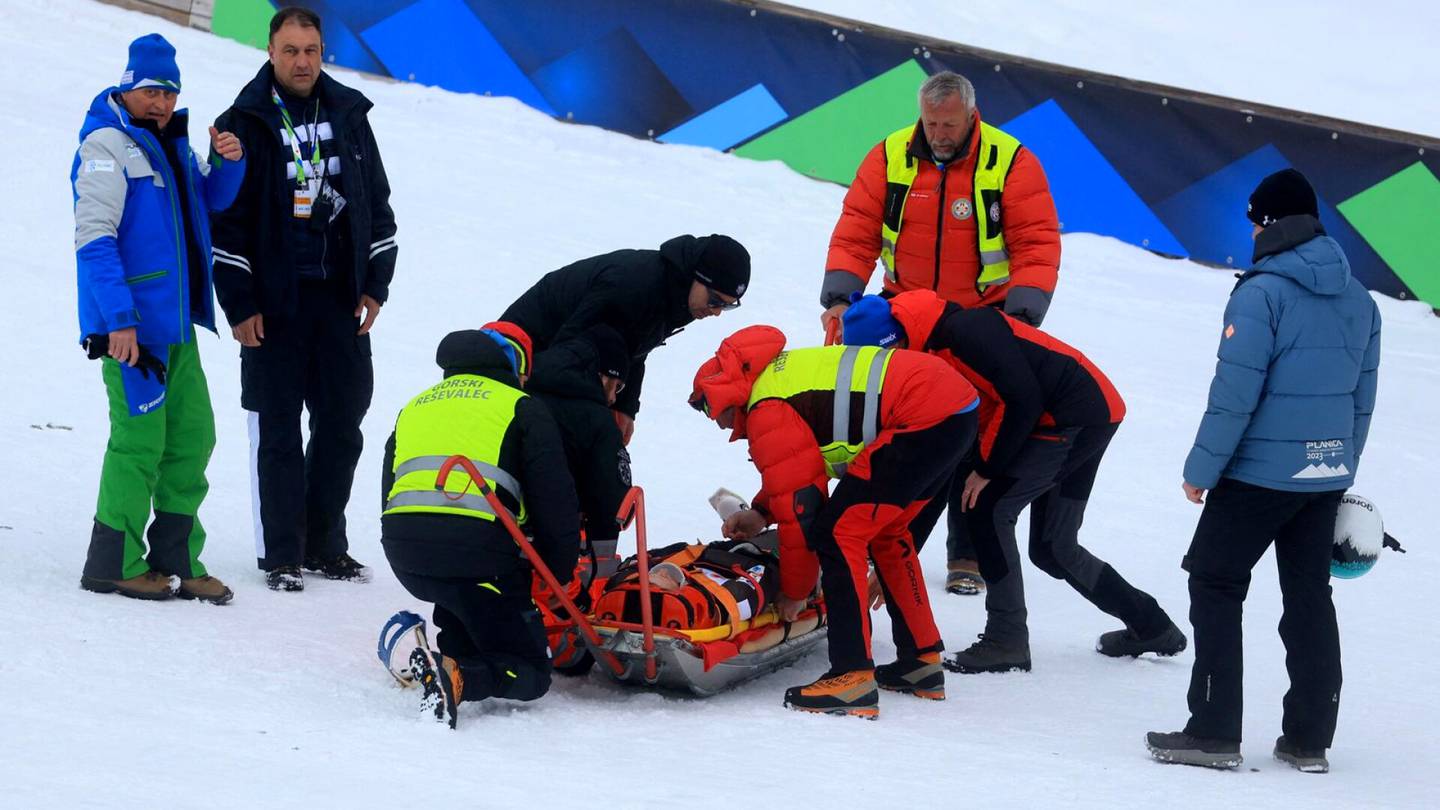 MM-hiihdot | Pelottava onnettomuus Planicassa: Peter Prevcin suksi irtosi kesken hypyn