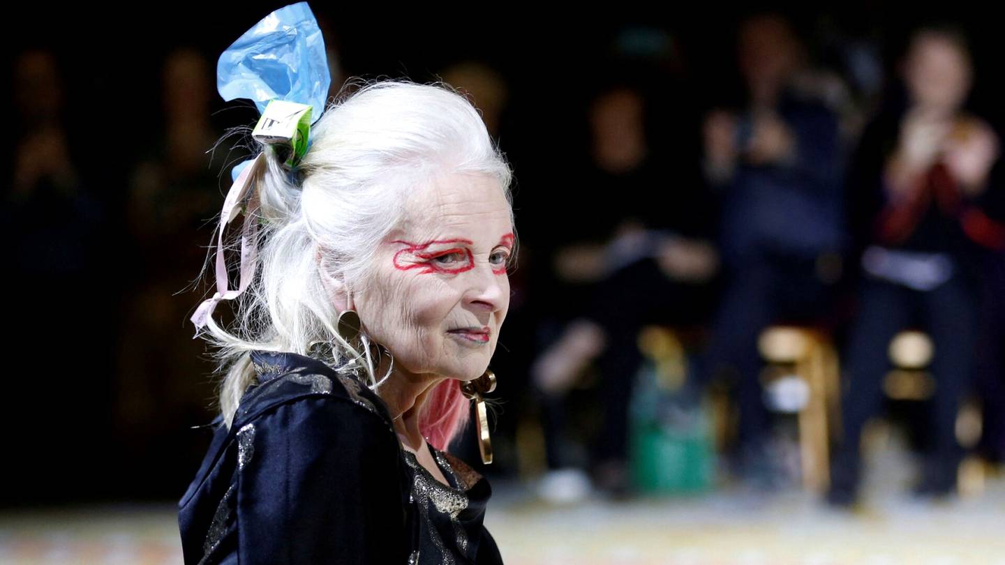 Kuolleet | ”Vivienne Westwood taisteli klassista kauneutta vastaan” – Muodin asian­tuntijat muistelevat suunnittelija­legendaa