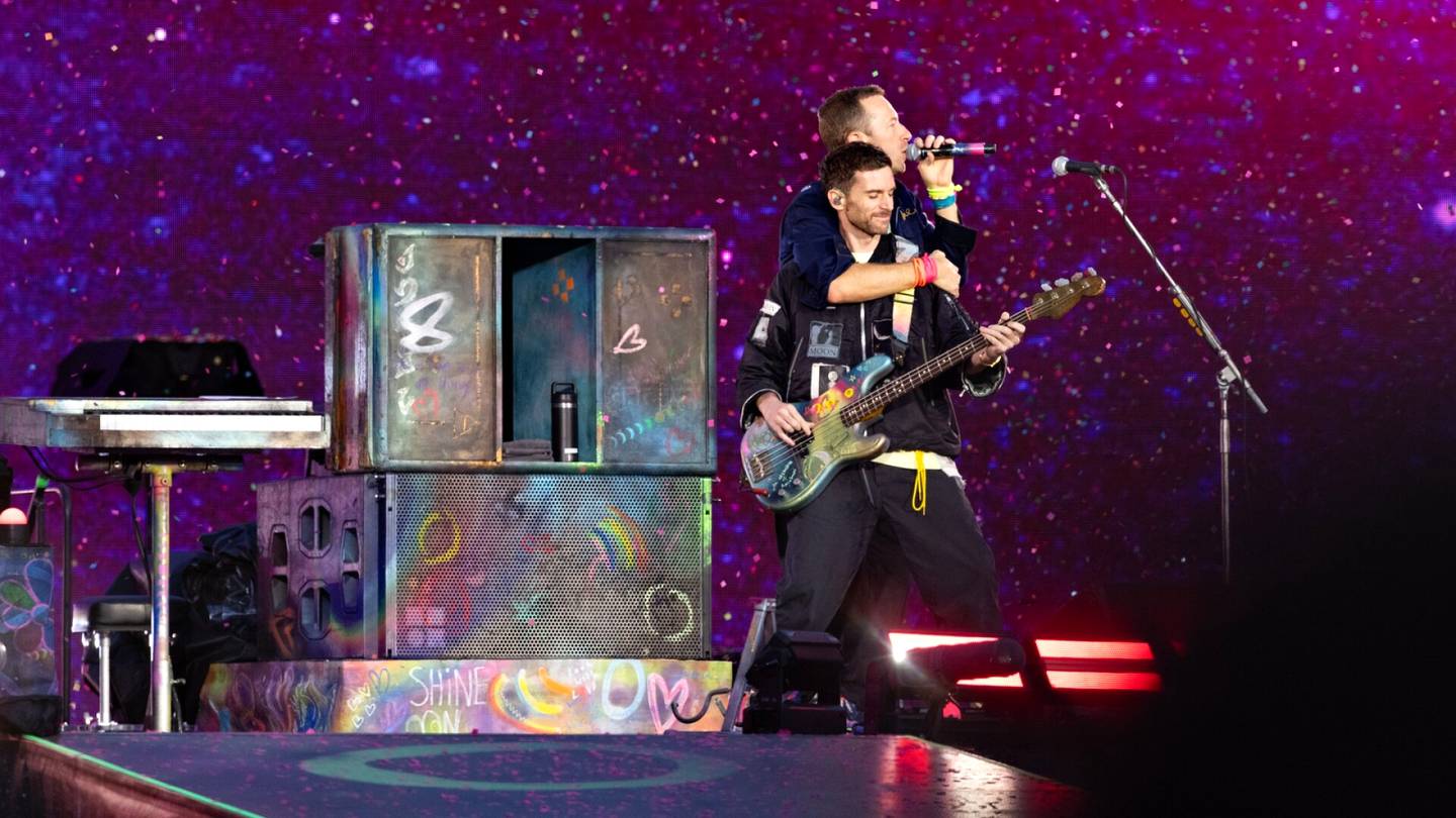 Konserttiarvio | Coldplay palkitsi pari­kymmentä vuotta odottaneet suomalaiset spektaakkelilla, jossa maistui myös rutiini