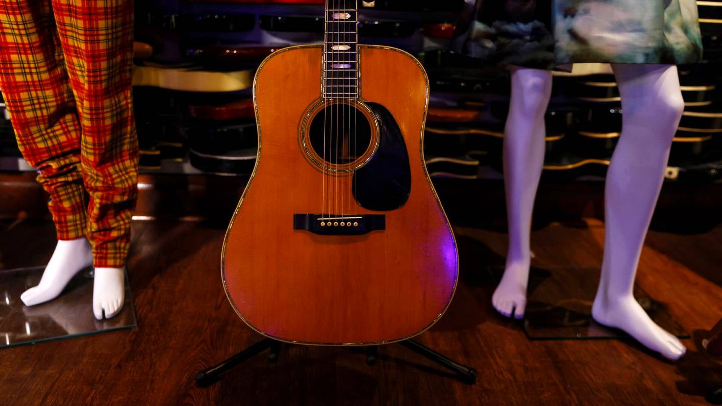 Musiikki | Eric Claptonin kitara myytiin huutokaupassa yli 600 000 dollarilla