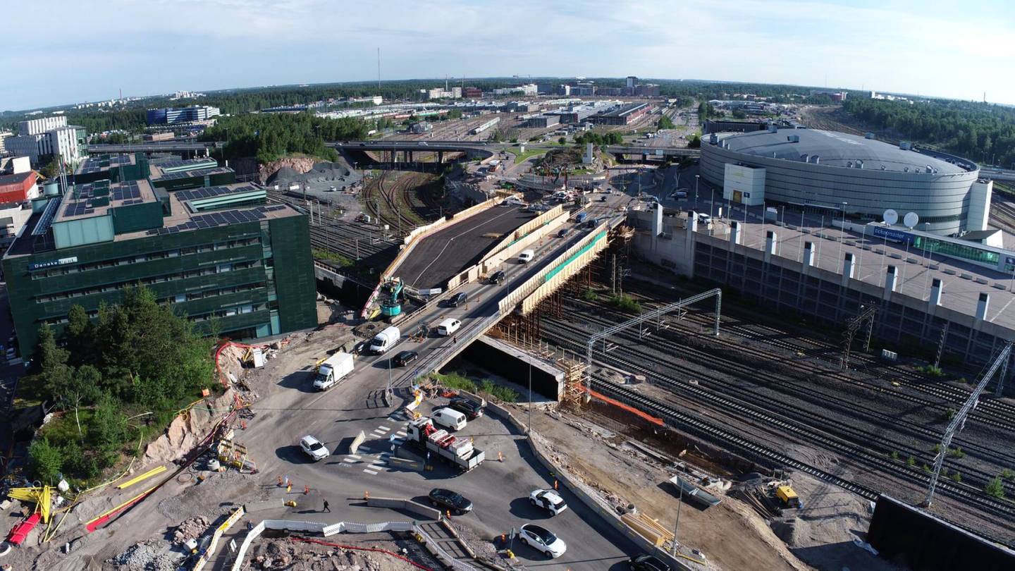 Liikenne | Helsingin uusi silta saa päälleen autoliikenteen maanantaina