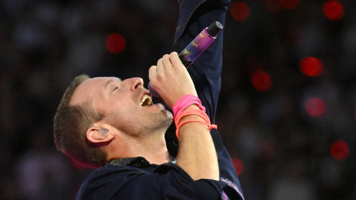 Kuvakooste | Coldplay esiintyi loppuun­myydylle Olympia­stadionille välkkyvien valojen ja jätti-ilmapallojen kera